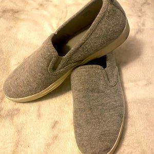 Simple short tennis shoes